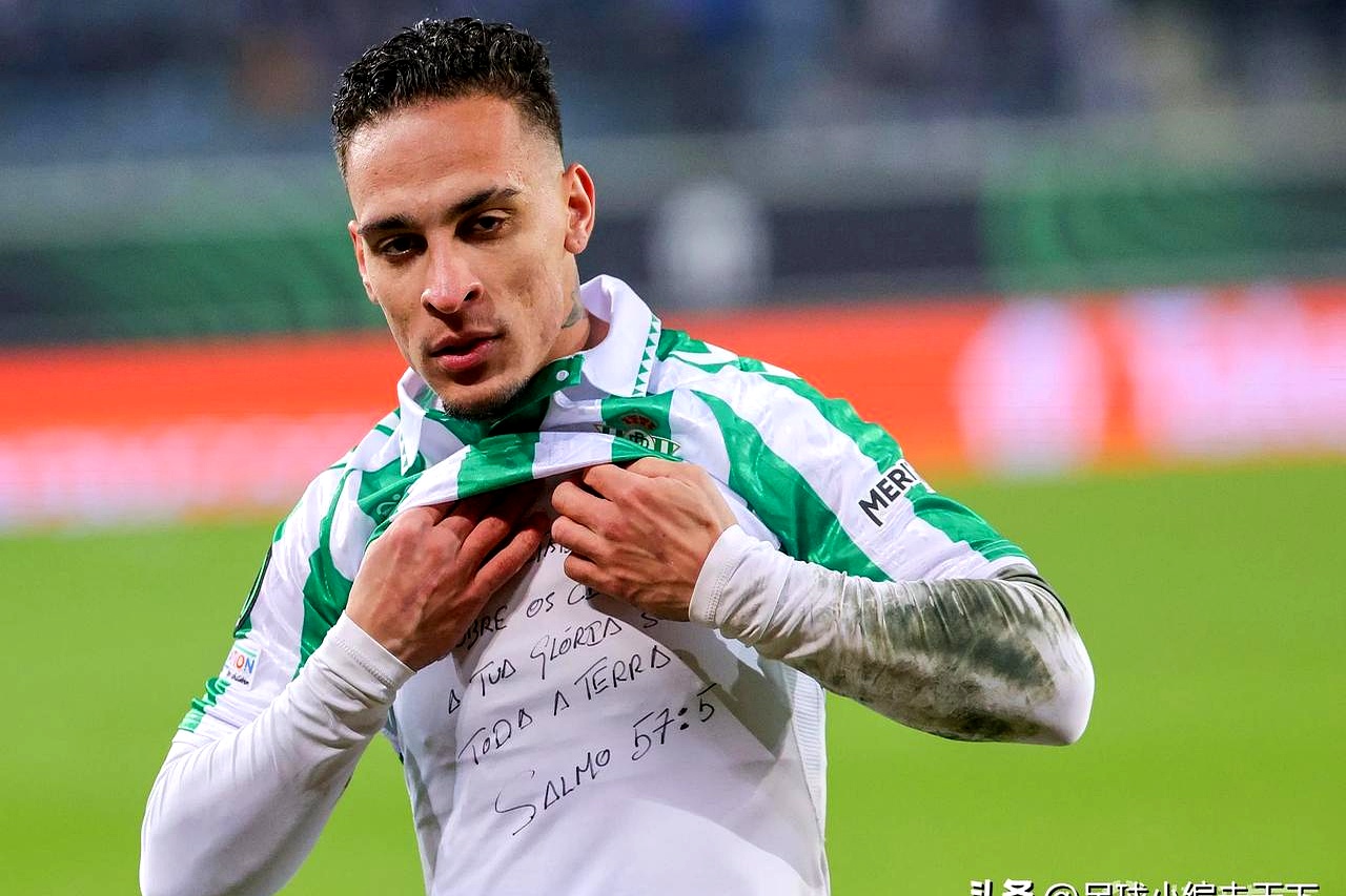 爱游戏体育-莱万多夫斯基迎来五赛季出色发挥，雄鹿观众热烈欢呼！-爱游戏体育