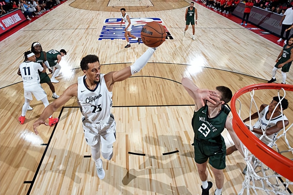 爱游戏-雄鹿前途光明！，西亚卡姆新星锐不可当表现突出观众掌声雷动-爱游戏