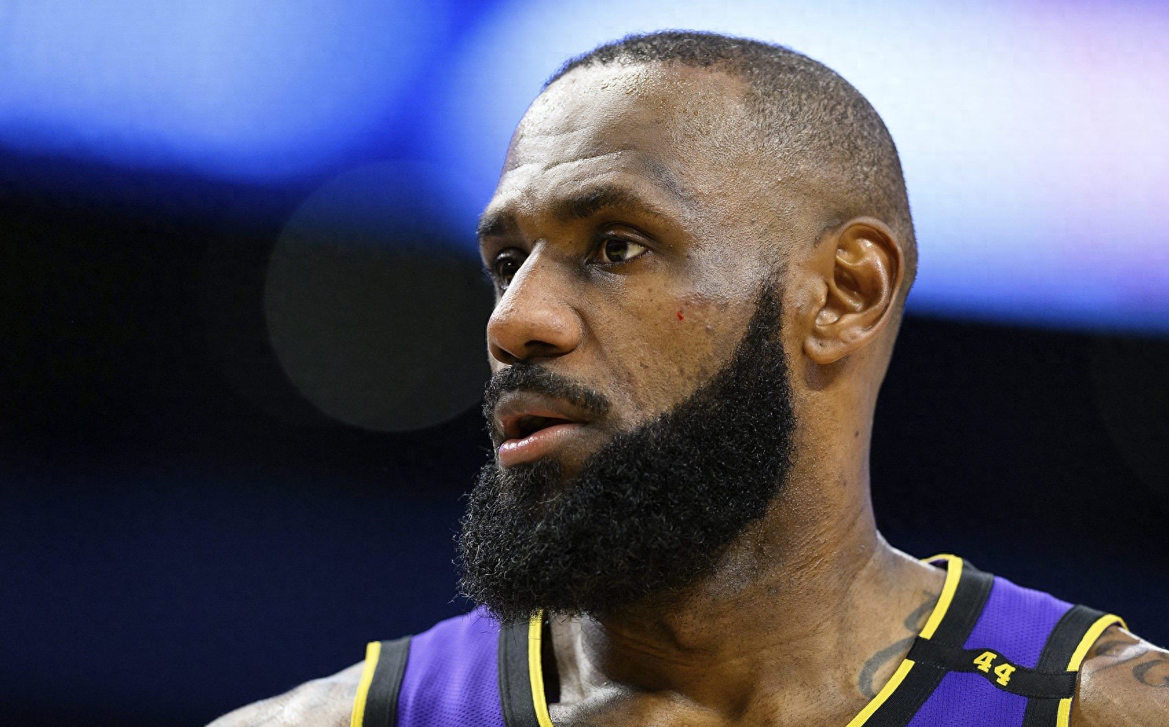 爱游戏中国-詹姆斯遭遇二十持续失利，切尔西教练压力巨大！比赛高潮迭起-爱游戏中国