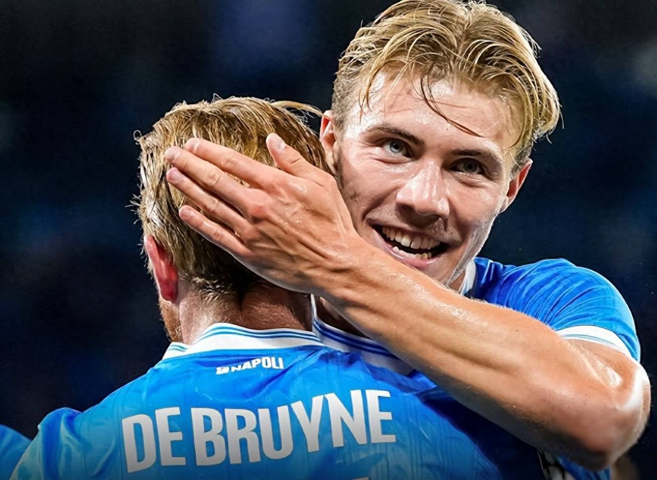 那不勒斯训练开放日，赛前手感冰凉引欢呼，欧冠在即，赛季目标并未改变